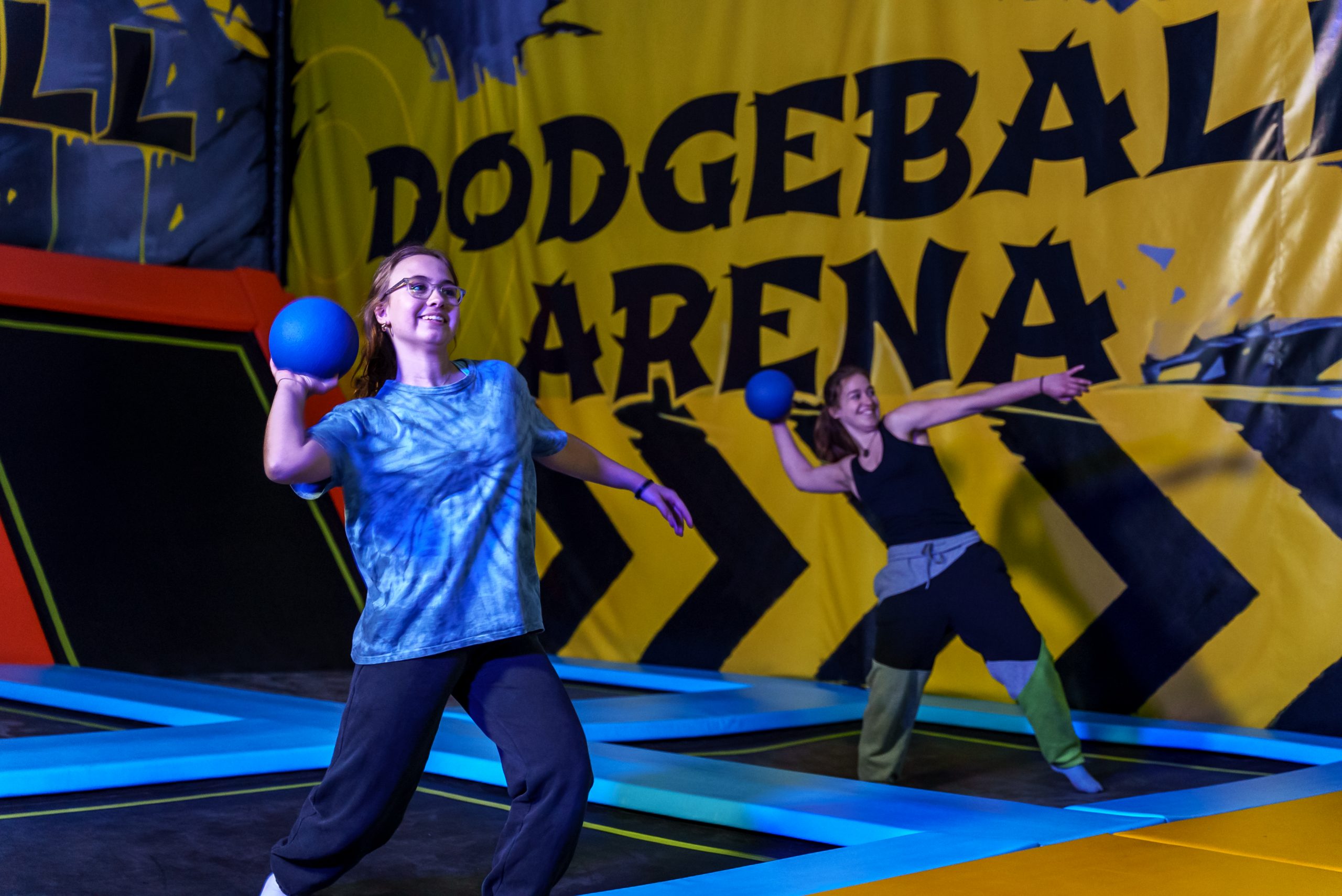 Zwei junge Frauen spielen Völkerball in der Dodgeball Arena bei Jumpin Warrior