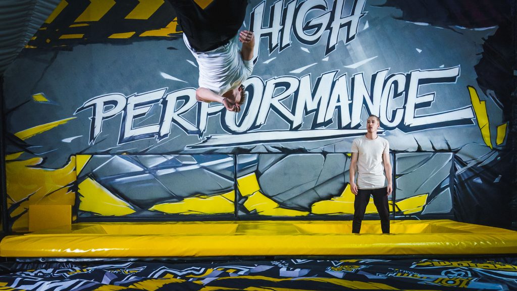 Akrobatische Sprünge in der High Performance Zone mit Air Bag bei Jumpin Warrior