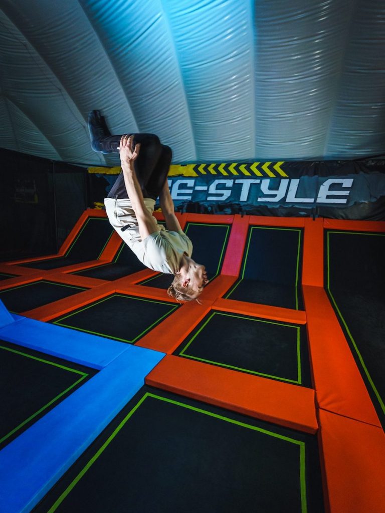 Person führt einen Salto in der Freestyle Zone bei Jumpin Warrior aus