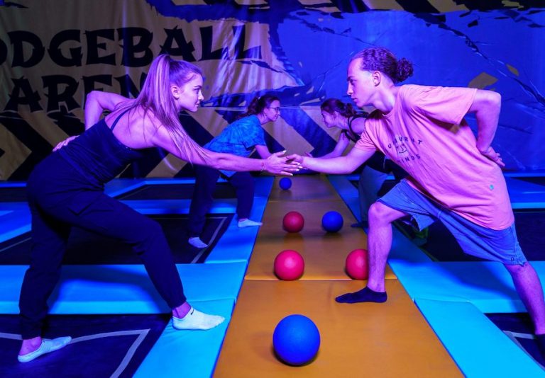 Teams bereiten sich auf ein Dodgeballspiel in der Jumpin Warrior Dodgeball Arena vor