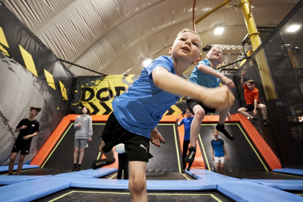 Kinder spielen Dodgeball auf Trampolinen bei Jumpin Warrior