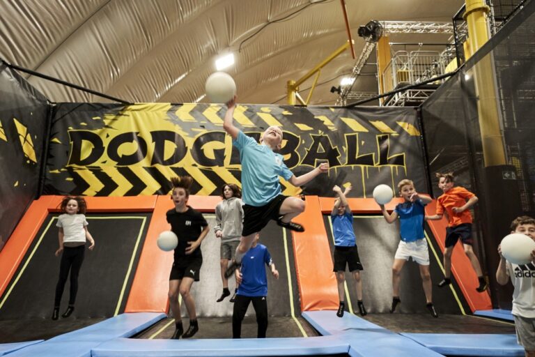 Kinder spielen Dodgeball im Trampolinbereich von Jumpin Warrior