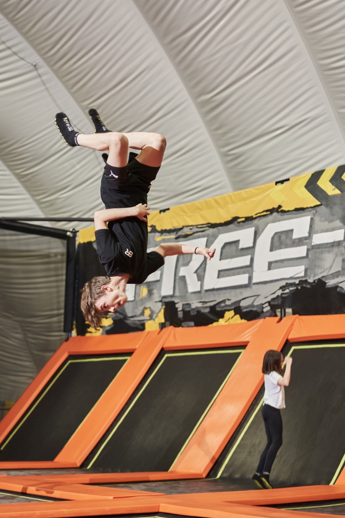 Junge macht einen Überschlag auf dem Trampolin im Pro Zone Trampolin Bereich von Jumpin Warrior