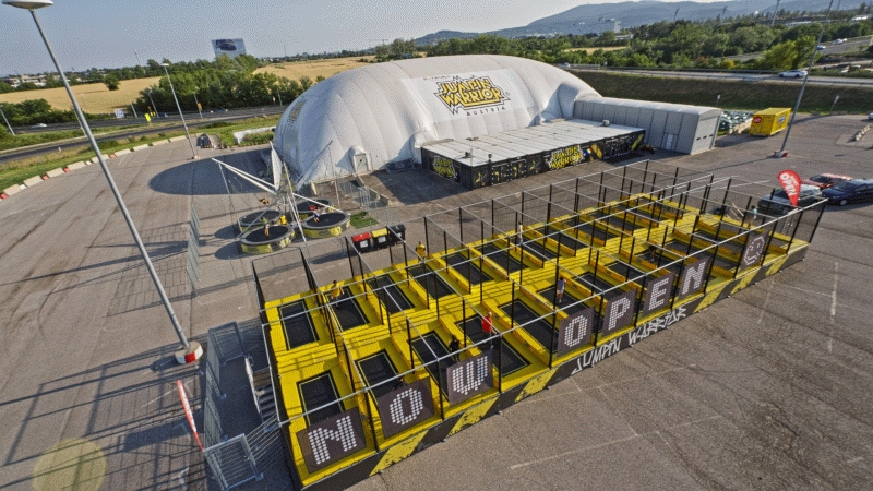 Luftaufnahme des Jumpin Warrior Outdoor Trampolin und der Halle