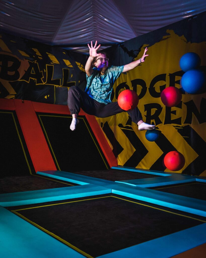 Person bei einem Sprung mit Dodgeball Bällen im Jumpin Warrior Park SCS Vösendorf