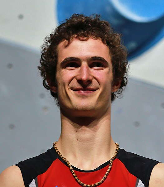 Adam Ondra bei einer Kletterveranstaltung, lächelnd